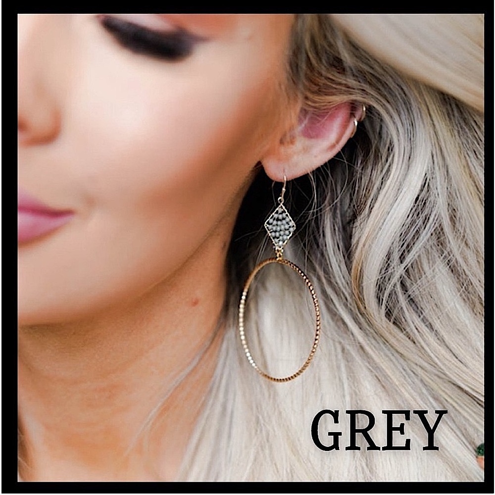 🆕🩶MESTIERE: GREY Seed Bead Diamond Shaped Earrings
